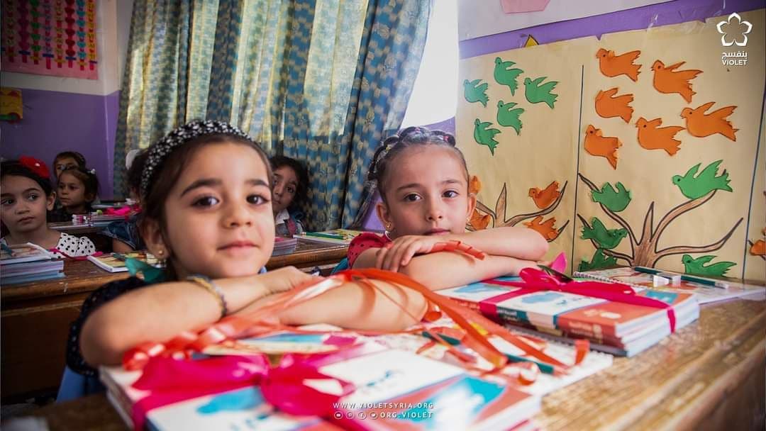 طفلتان في المدرسة بعد عودة التعليم