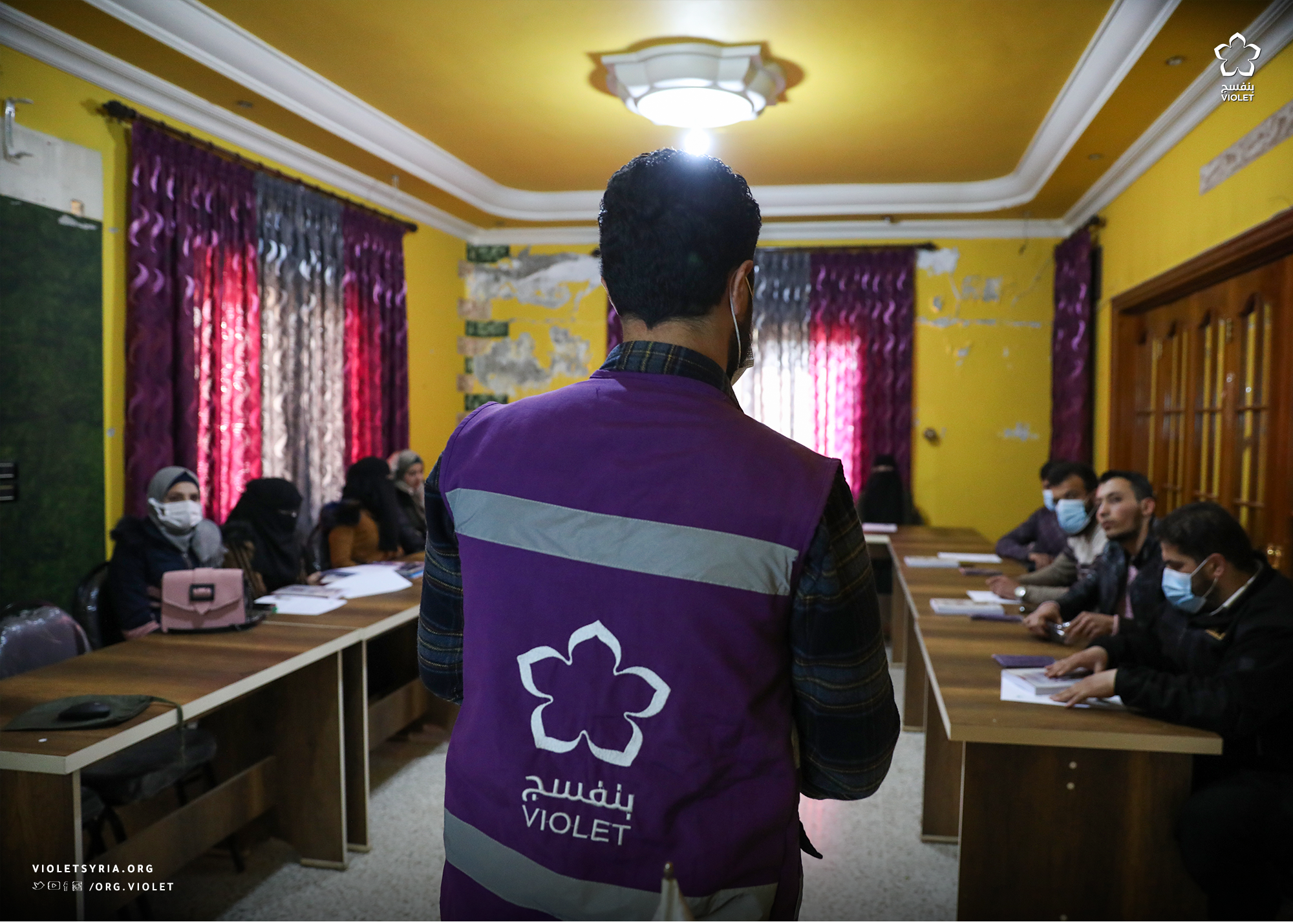 متطوع في بنفسج يقدم تدريباً للشباب