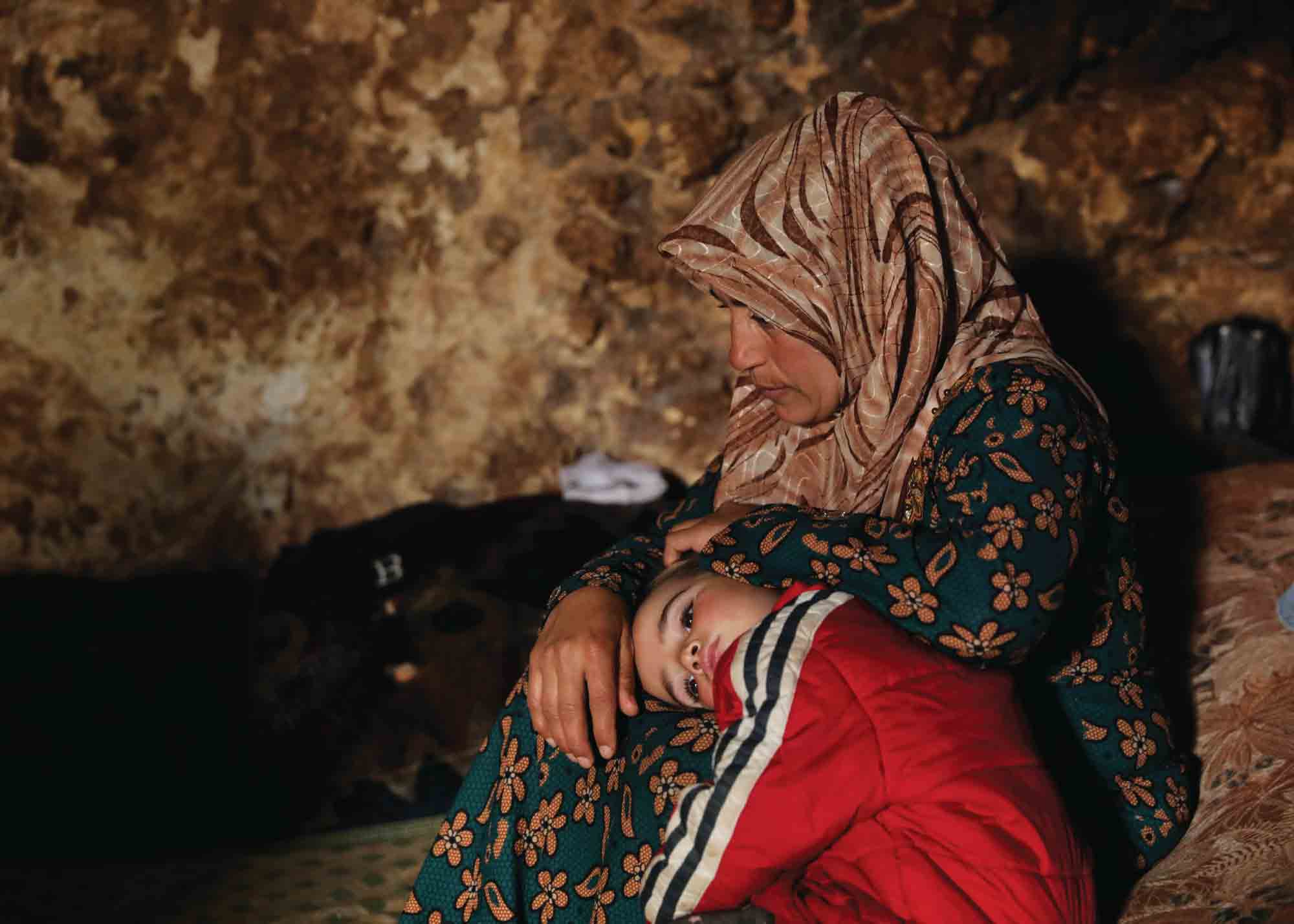 طفلة متعبة تعيش مع عائلتها في كهف